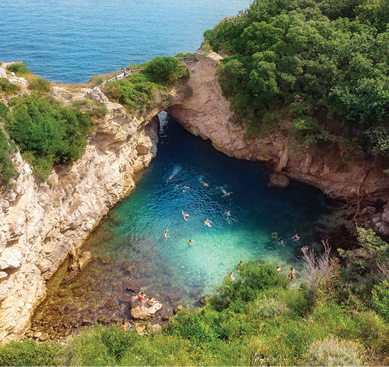 Natural swimming pool called Regina Giovanna in Sorrento with natural rock bridge, Italy. Ruins of a large Roman vila from 1st Century AC