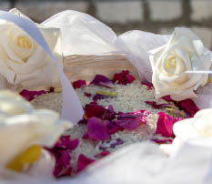 rice for wedding with roses